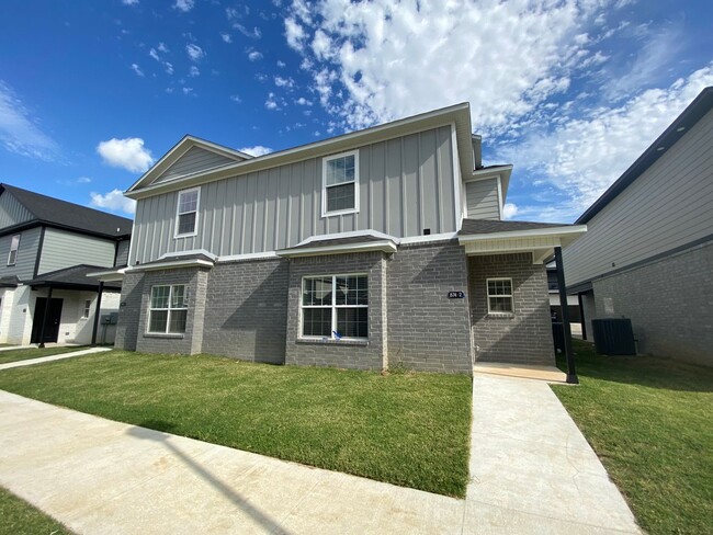 Building Photo - 872 S Benchmark Ln