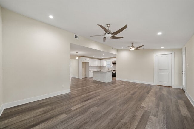 Building Photo - 1034 W 43rd St