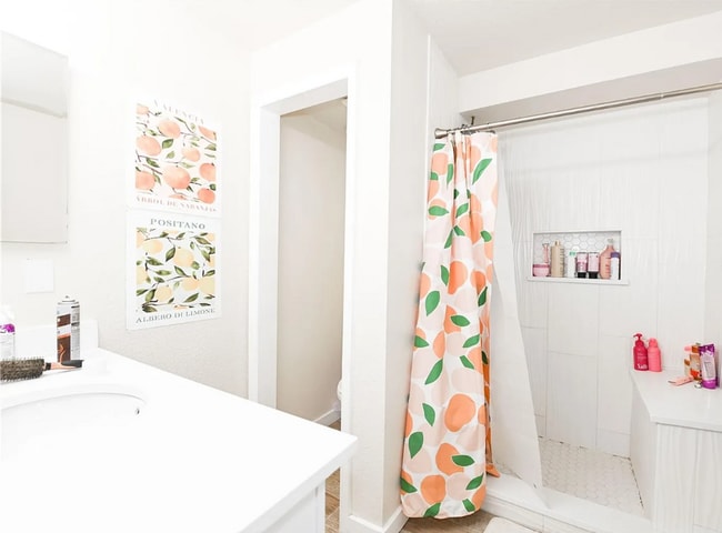 Building Photo - FALL PRE-LEASING! 3 Bed 1.5 Bath Condo on ...