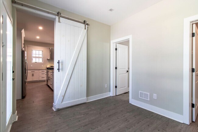 Building Photo - Downtown Milford Year Round Rental - Unfur...