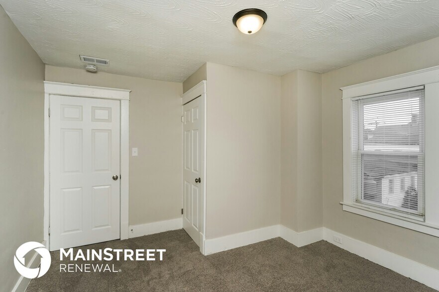 Building Photo - 1812 W Gaulbert Ave