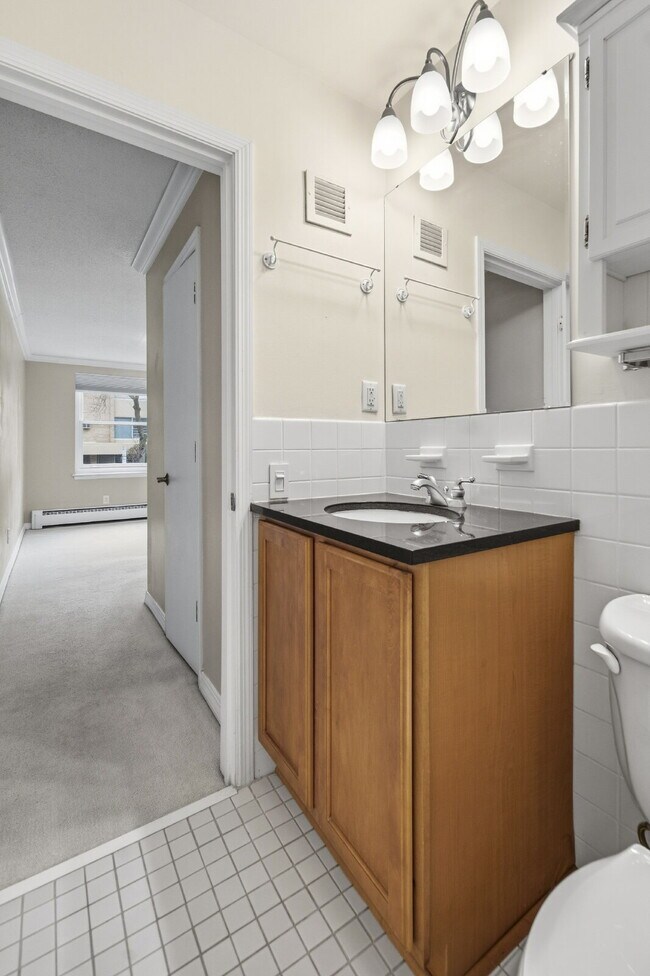 Building Photo - 821 Douglas Ave