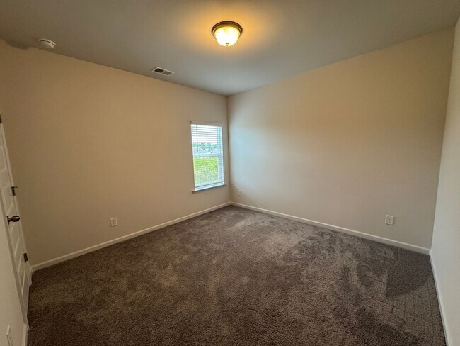 Building Photo - Newer 3/2.5 House in Armuchee- $2,200
