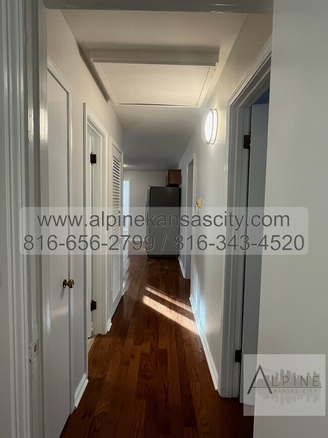 Building Photo - Spacious Gladstone Ranch!