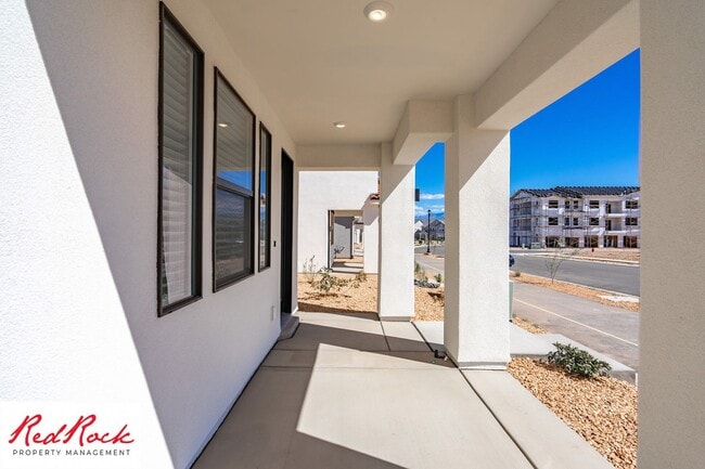 Building Photo - Stand Alone Home In Desert Color