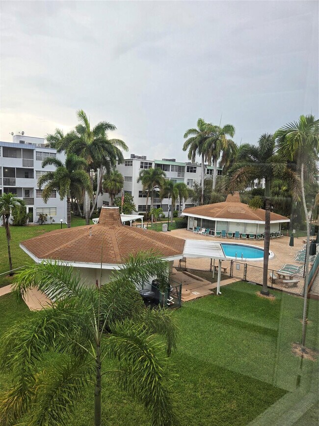 Building Photo - 1333 E Hallandale Beach Blvd