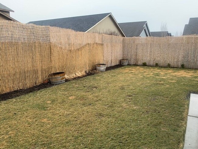 Building Photo - 4 Bed/2.5 Bath Single Family Home in SE Bend