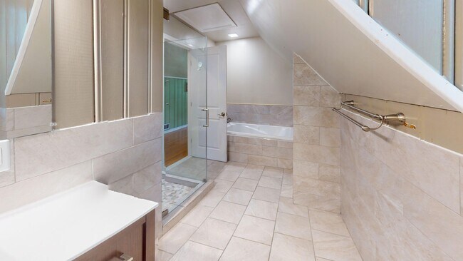Building Photo - Spacious Three Bedroom Silver Spring House...