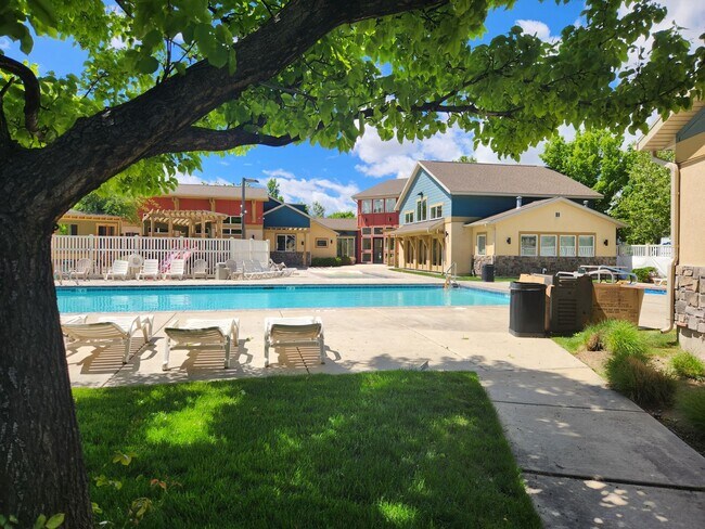 Building Photo - End Unit Townhome Available for Rent July 1st
