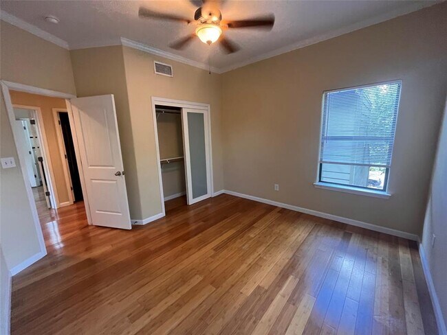 Building Photo - 1038 E 43rd St