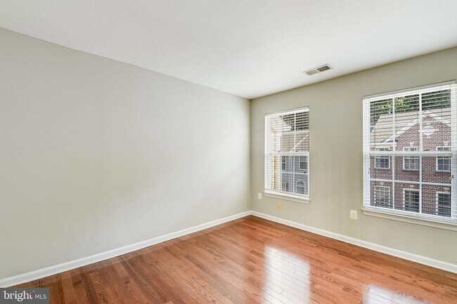 Building Photo - 7742 Valley Oak Dr