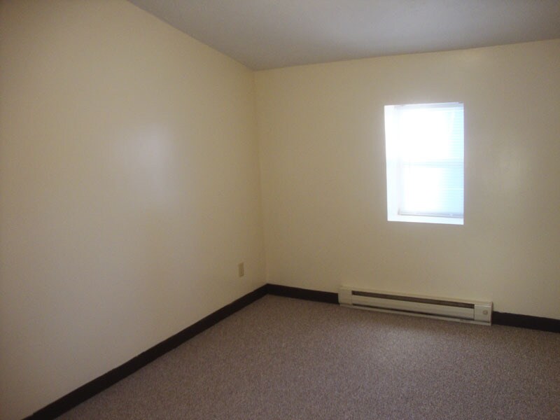 Smaller bedroom. - 441 White Ln