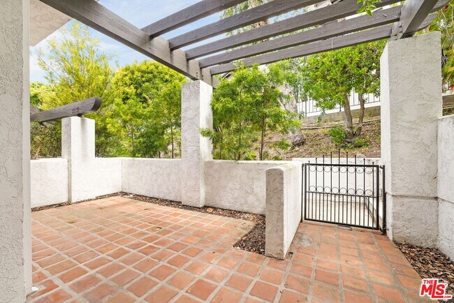 Building Photo - 1559 Palisades Dr