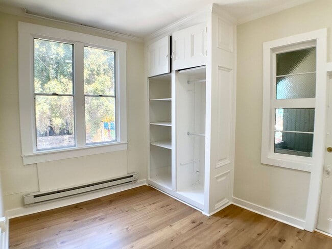 Building Photo - FULL FLOOR FLAT! Bay Windows, IN-UNIT LAUN...