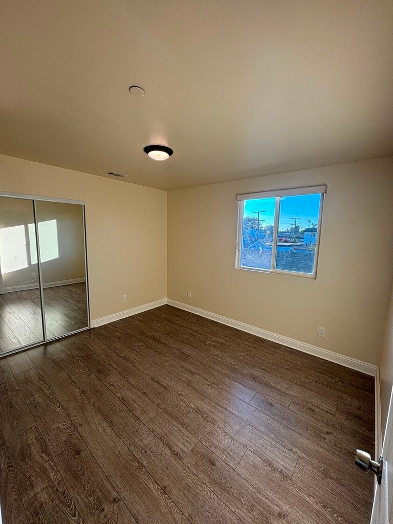 Building Photo - 214 E 101st St