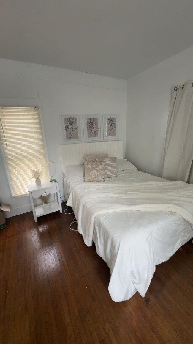 Building Photo - 320 W Cooper St