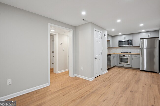 Building Photo - 1335 E Washington Ave