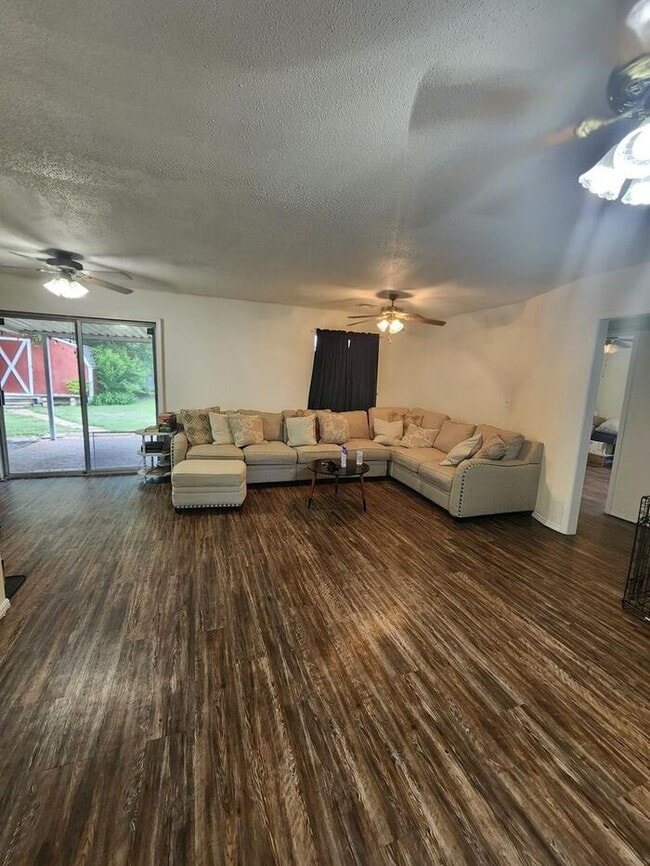 Building Photo - Darling Home in East Shawnee
