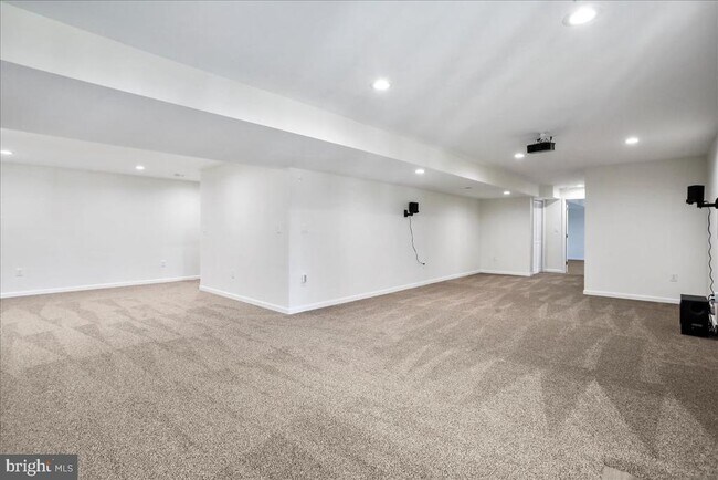 Building Photo - 319 Morlyn Dr