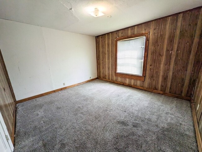 Building Photo - 3170 Roberts Ave