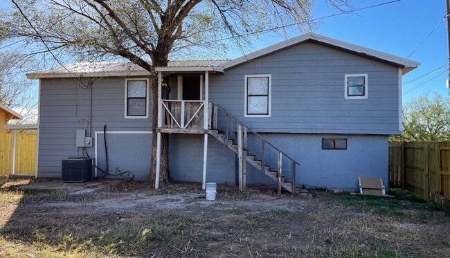 Building Photo - Built-Strong Big?Spring Residence – Durability Meets All-Season Comfort