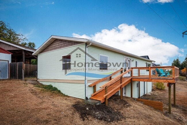 Building Photo - Post Falls Riverfront Home!