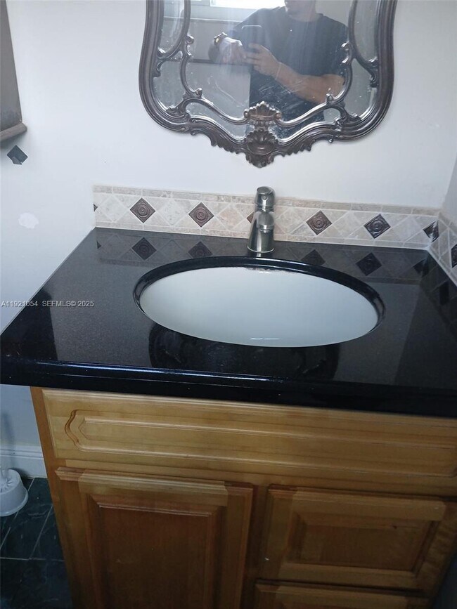 Building Photo - 5550 Lakewood Cir S