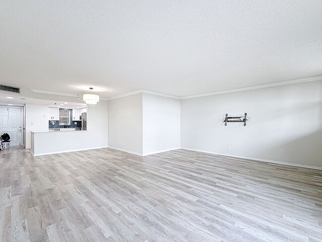 Building Photo - Gorgeous 2 bedroom 2  Condo in Boca Raton across from Nova University