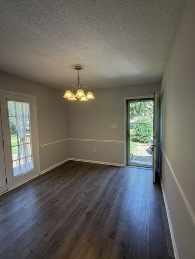 Building Photo - 2723 Meadow Oak Dr