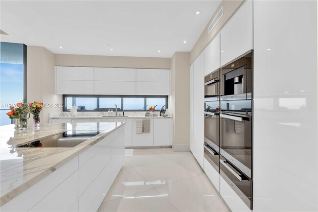 Building Photo - 18555 Collins Ave