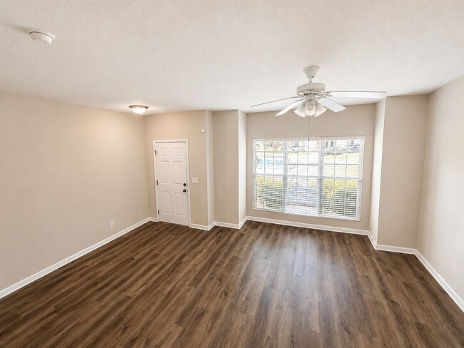 Building Photo - Three bedroom, 2.5 bath townhome in Whitsett