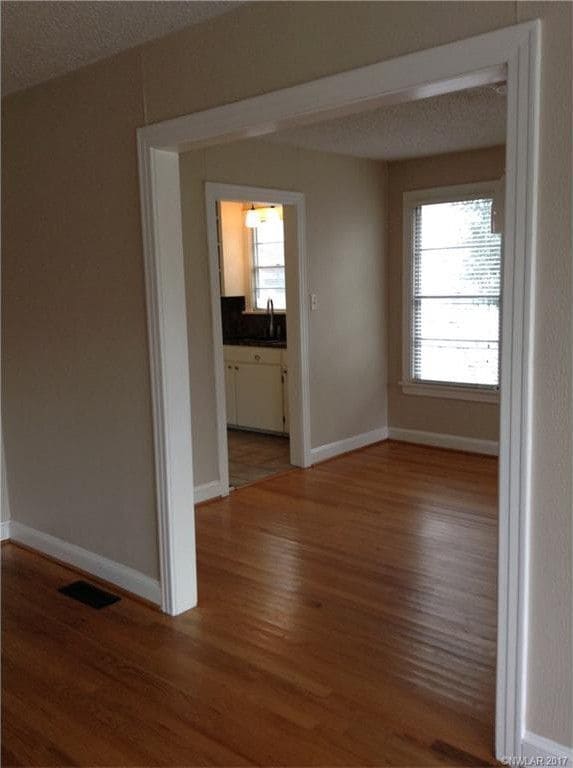 Building Photo - ** AVAILABLE JUNE 1ST ** CUTE 3/1 BROADMOO...