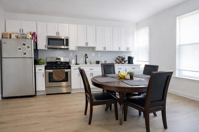 Building Photo - Bright Renovated 2-Bedroom w/ Stainless Kitchen & 1,000 Sq Ft