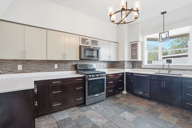 Building Photo - Beautiful Victorian Home for Lease in the Heart of Savannah