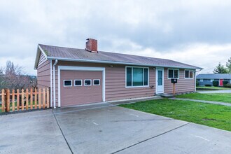 Building Photo - 4 Bed 2 bath Home in the Heart of Oak Harbor