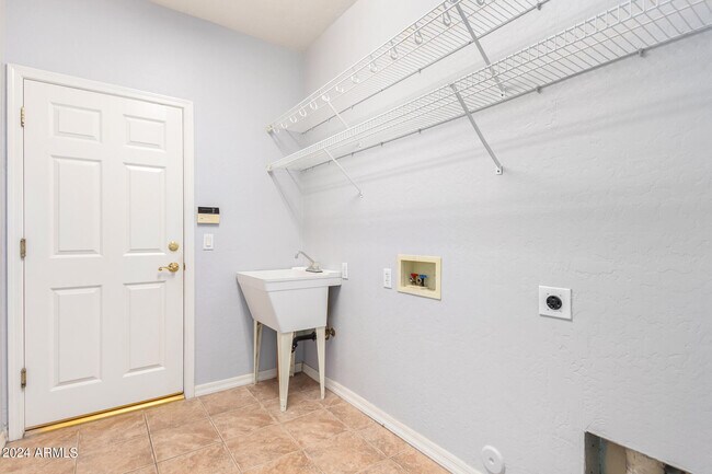 Building Photo - 14094 W Edgemont Ave