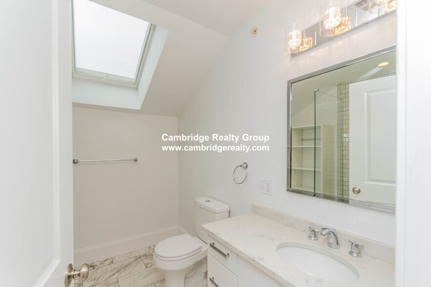 Building Photo - 114 Columbia St