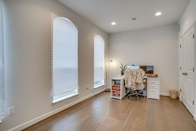 Building Photo - Luxury Townhome with Stunning Views and Prime Location For Sale or For Rent near National Harbor