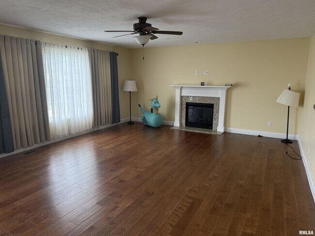 Building Photo - 911 Boxwood Ct