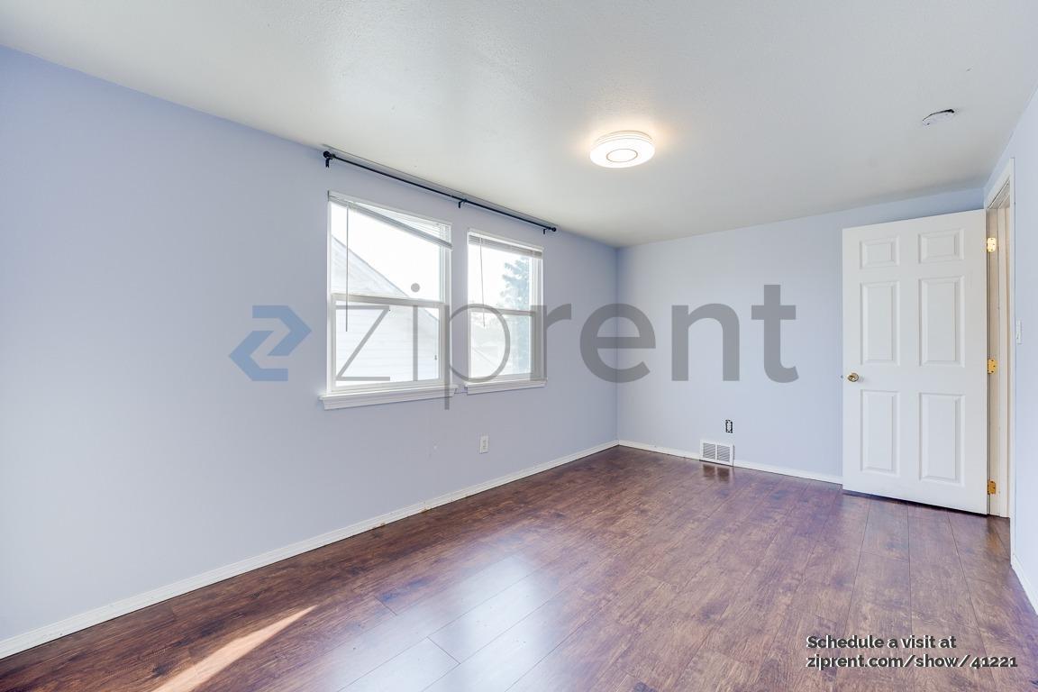 Building Photo - 4321 5th Ave NE
