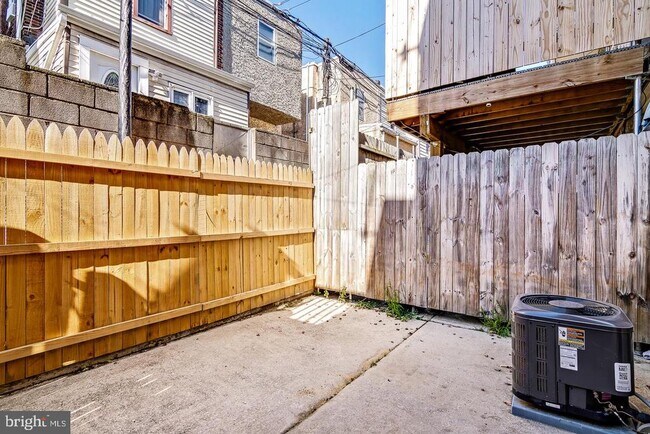 Building Photo - 2420 S Lee St