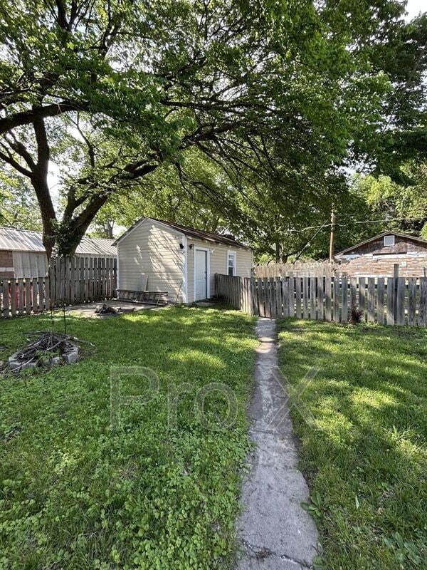 Building Photo - 1107 E 7th St