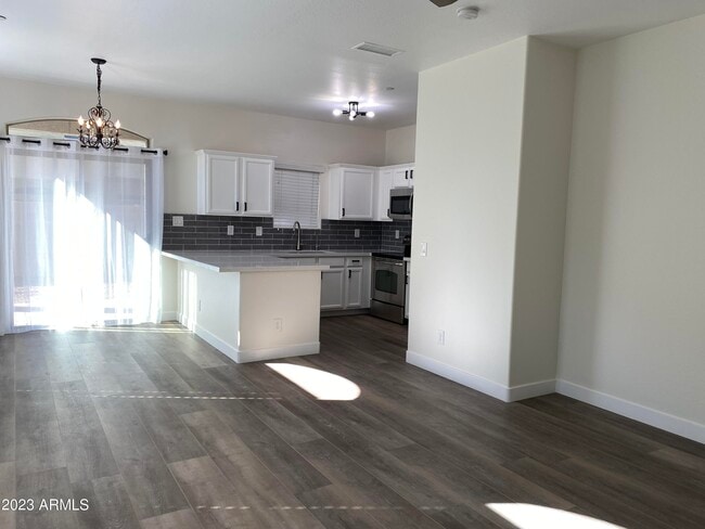 Building Photo - 2725 E Mine Creek Rd