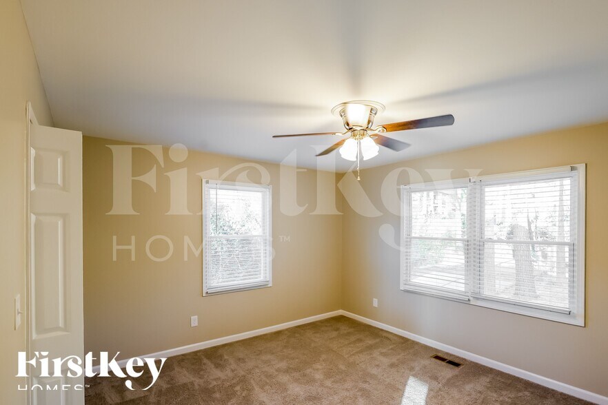 Building Photo - 2067 Longmeadow Ln