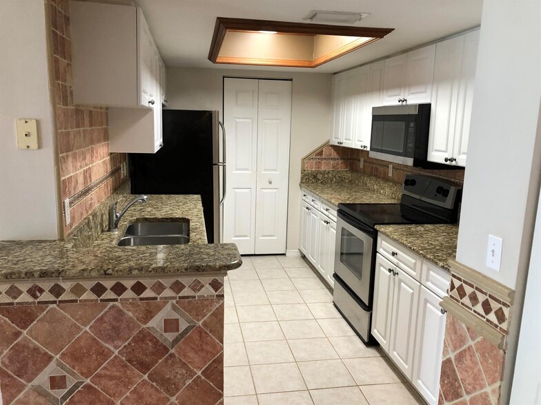 Building Photo - 1500 Crestwood Ct S