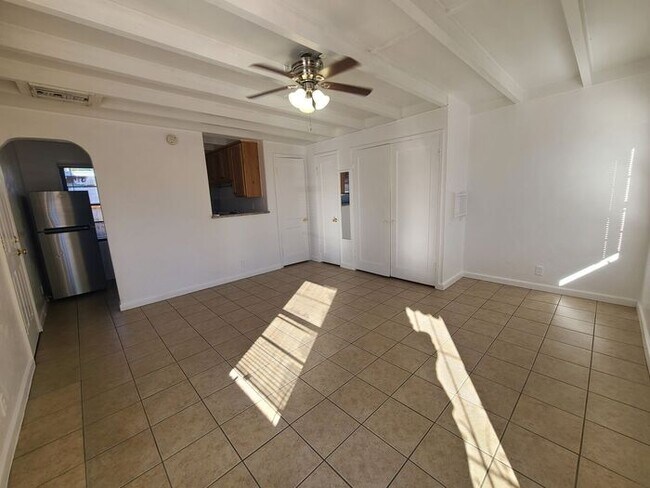 Building Photo - Ultra Charming Studio