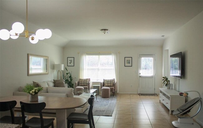 Building Photo - 2209 Bettylou Ln