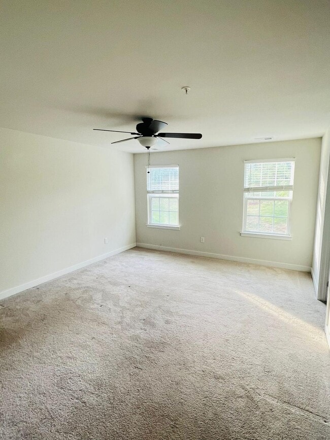 Building Photo - 1303 Samuel Dr