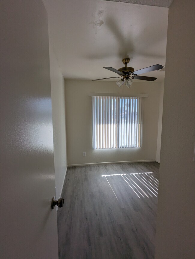 Building Photo - 563 N Santa Anna