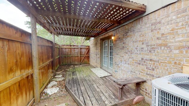 Building Photo - 616 San Saba Ct